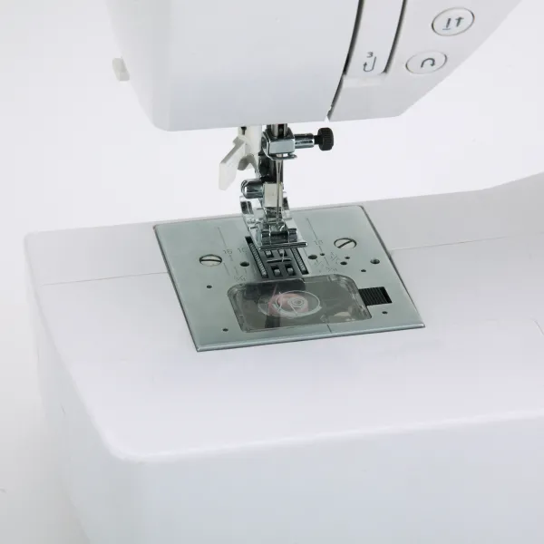 Máquina de coser MC823